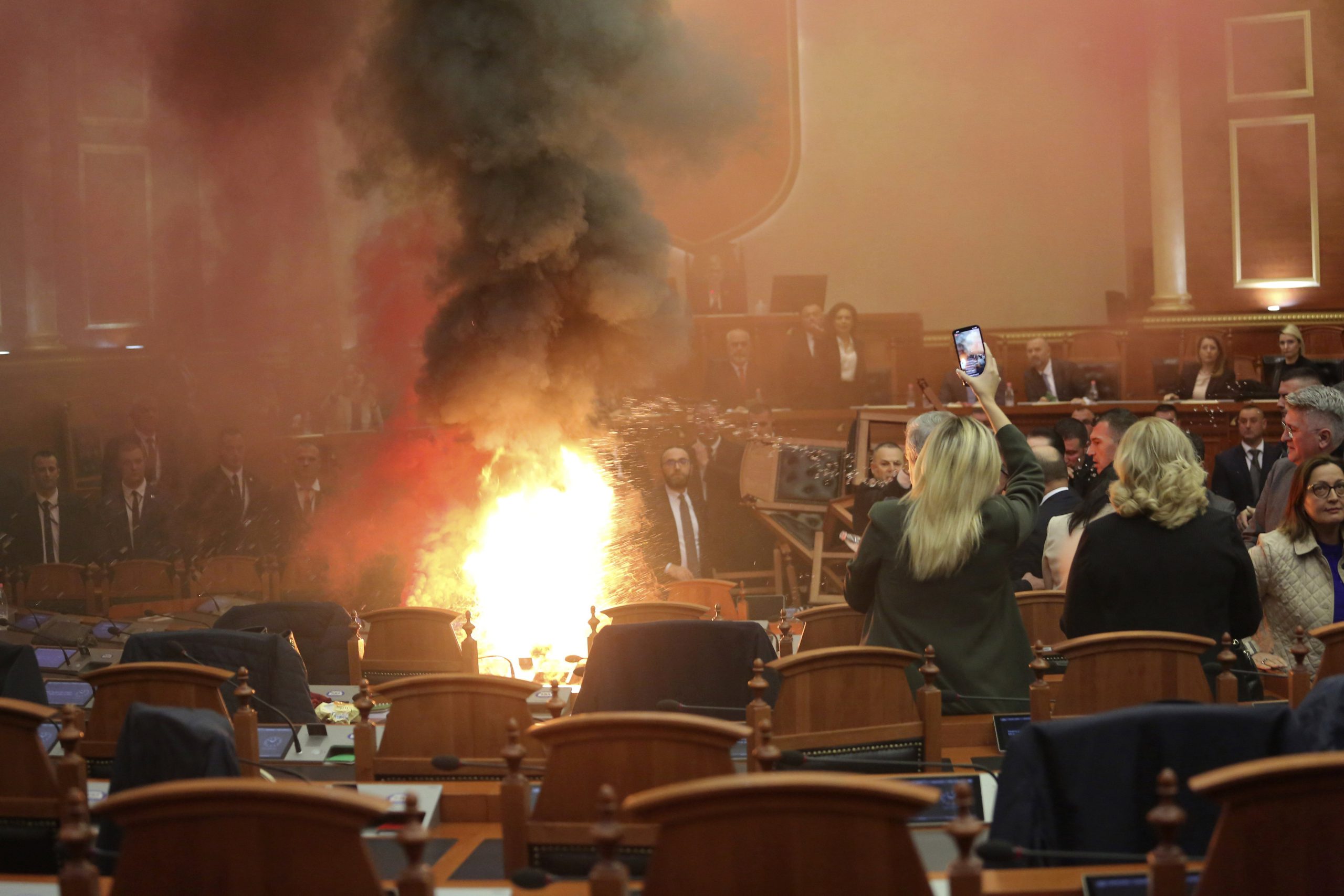  Opoziţia albaneză lansează fumigene în parlament şi provoacă un incendiu la dezbaterea bugetului