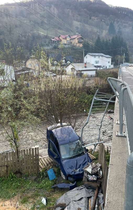  Argeş: Un autoturism a căzut de pe un pod. O persoană a fost rănită