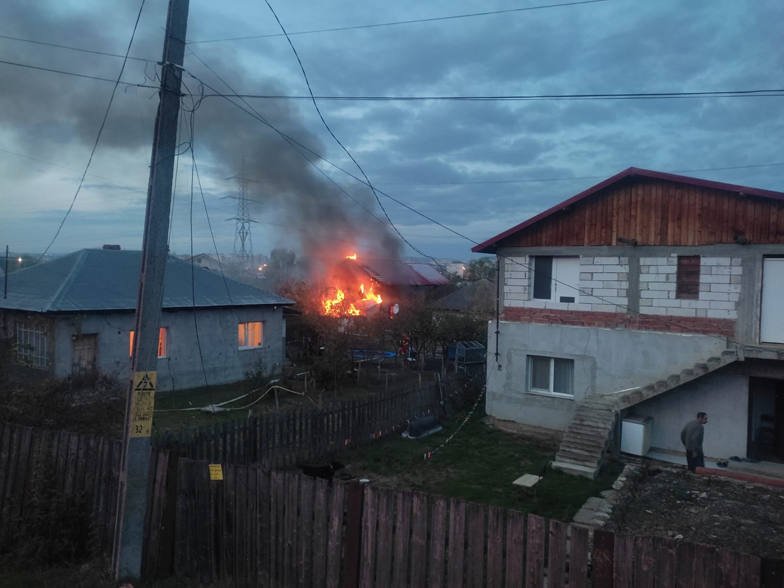  FOTO – Incendiu violent la o casă din Cicoare. O persoană a fost intoxicată cu fum