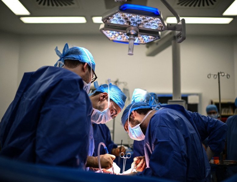  Medicii ieşeni explică o operaţie foarte rară, care schimbă total vocea pacientului: primul transplant de laringe din Franţa
