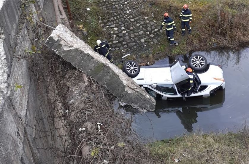  Accident spectaculos în judeţul Vâlcea. Un autoturism a ieşit de pe DN 7 şi a plonjat într-o baltă – FOTO