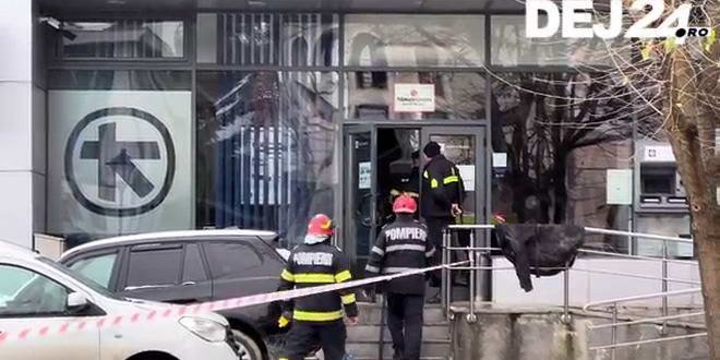  Tavanul unei bănci s-a prăbuşit peste clienţi şi angajaţi: trei persoane au fost rănite