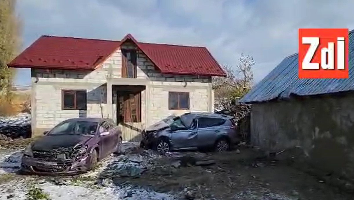  Accident spectaculos la Răducăneni: de ce s-a înfipt, ca o ghiulea într-un zid, şoferiţa din Republica Moldova?