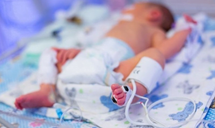  Un bebeluş de zece luni, operat la Neurochirurgie după ce a căzut din pat în cap: la ce semne trebuie să fie atenţi părinţii