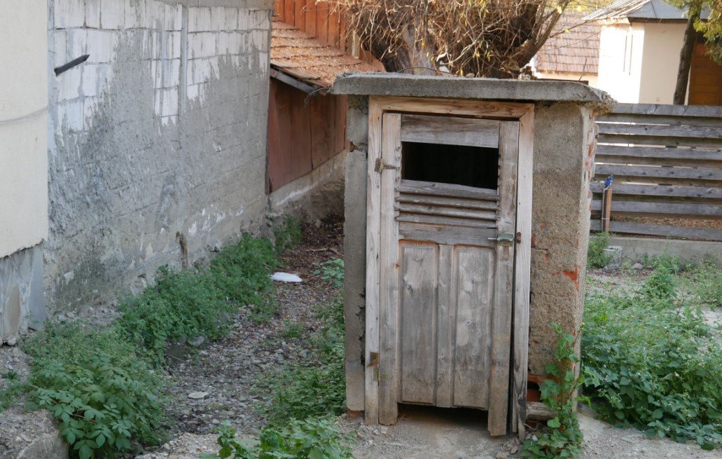  La 30 de kilometri de Bucureşti, secţia de poliţie a rămas fără WC