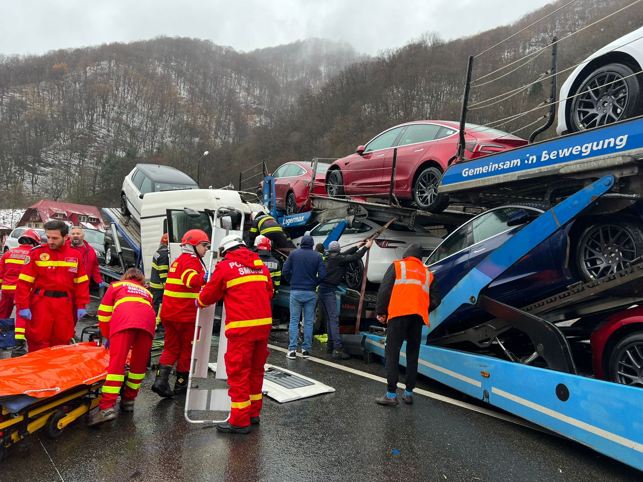  FOTO Accident între doi coloși pe Valea Oltului: O platformă auto cu mașini Tesla spulberată de alta, care transporta autoturisme second hand
