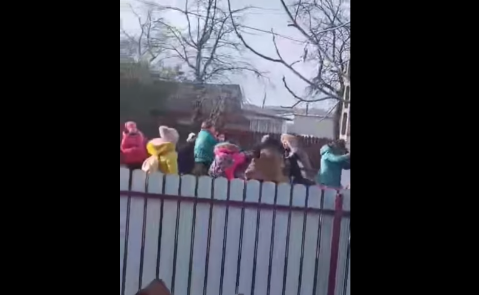  VIDEO Bătaie generală între elevii școlii din Dumești: pumni, picioare, ”scheme” luate din filme