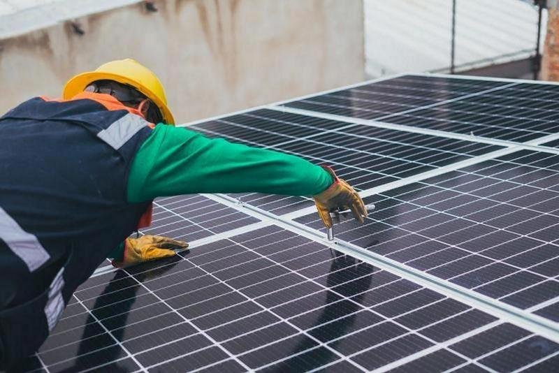  Autoritățile vor să-i sancționeze pe românii care își instalează panouri fotovoltaice pentru profit și nu pentru consumul propriu