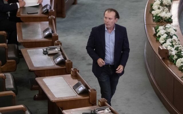  Fostul premier Florin Cîțu, la un pas să rămână fără imunitate. Parlamentarii decid dacă acesta va putea fi urmărit penal în dosarul achiziției de vaccinuri