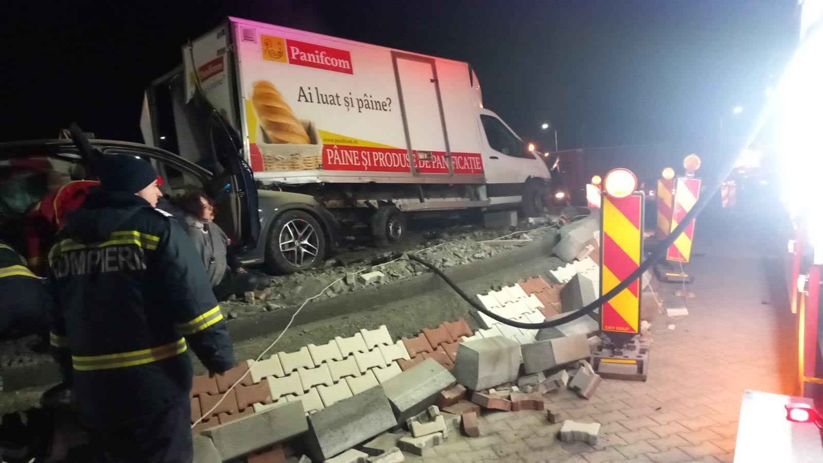  Un autoturism a izbit violent un camion de transport pâine în sensul giratoriu care se construieşte în Târgu Frumos