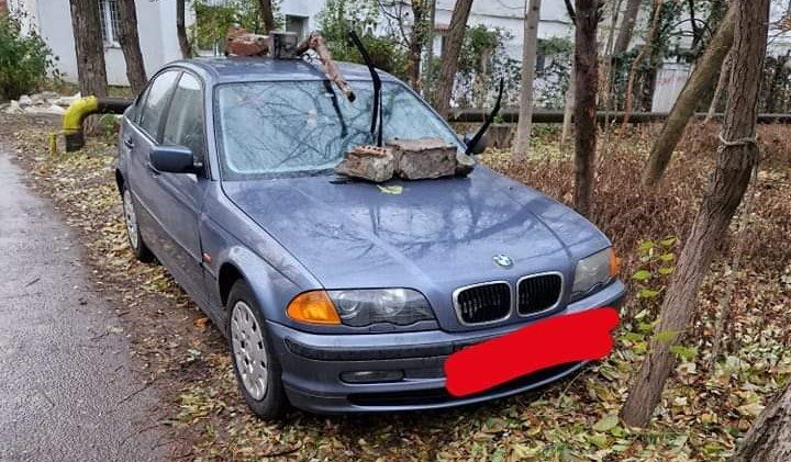  POZA ZILEI: Ce a păţit şoferul unui BMW după ce a parcat pe spaţiul verde