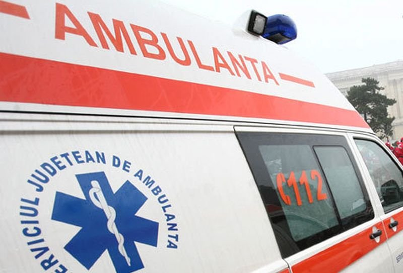  O ambulanţă a accidentat mortal o femeie de 84 de ani care traversa strada