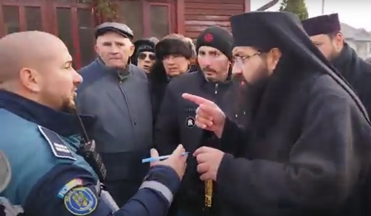  VIDEO Scandal la o biserică din Târgu Jiu. Oamenii nu l-au lăsat pe noul preot să coboare din mașină și au chemat Poliția