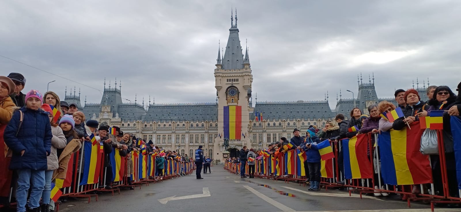  Cum decurg manifestările de 1 Decembrie la Iași. Mii de ieșeni, veniți în Centru