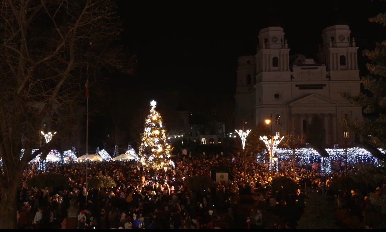  VIDEO: A fost aprins iluminatul festiv în centrul Iaşului