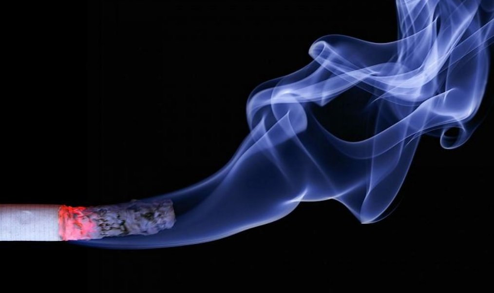  Un bărbat s-a ales cu arsuri pe 70% din corp după ce a încercat să aprindă un foc cu o substanţă inflamabilă având o ţigară aprinsă într-o mână