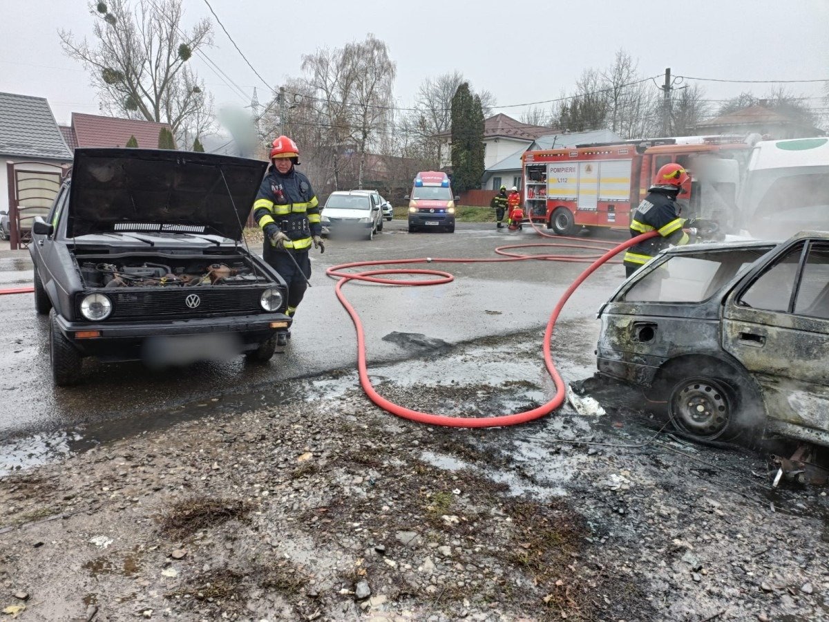  FOTO Trei șoferi și-au lăsat mașinile la un service auto și le-au găsit arse