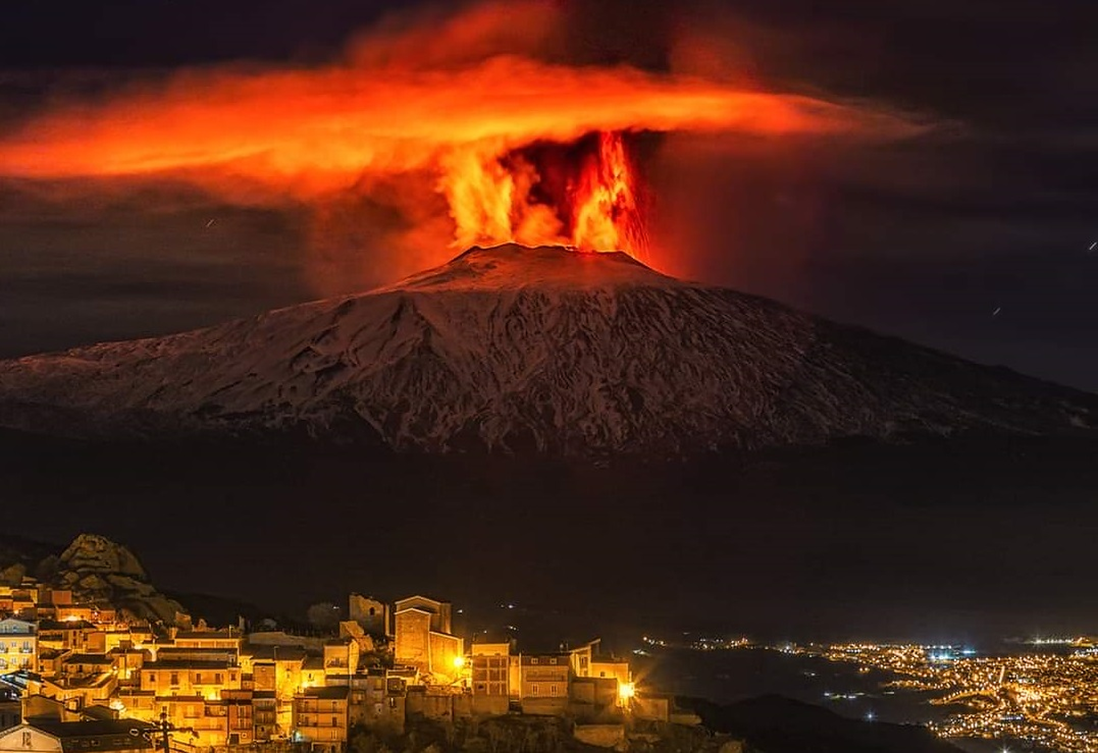  VIDEO Vulcanul Etna face spectacol cu foc și gheață. Râuri de lavă pe versanții înzăpeziți