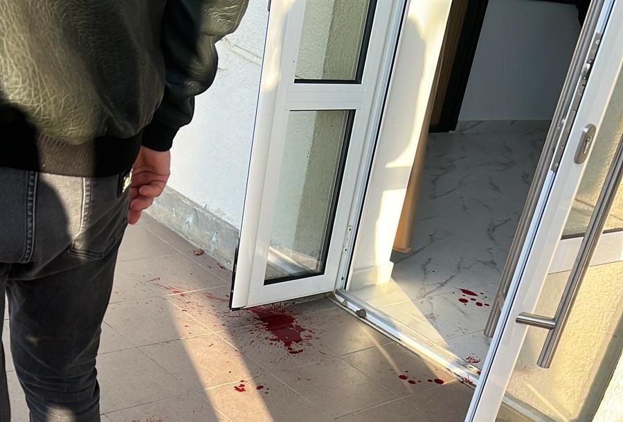 VIDEO Un bărbat și-a înjunghiat soția în sediul unei primării din Iași. Cei doi erau în divorț