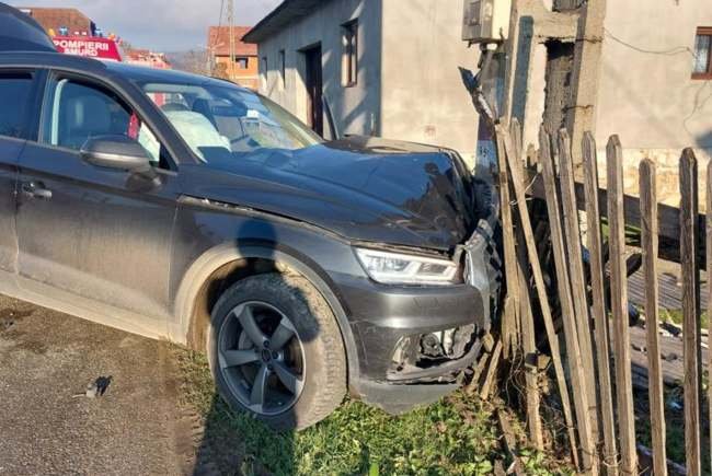  FOTO Vloggerul Mircea Bravo a intrat cu mașina într-un stâlp. Soția lui, rănită ușor