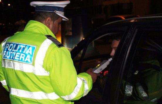  Şofer prins beat criţă prin oraş după ce poliţiştii au observat că merge sinuos. Va fi pieton câţiva ani