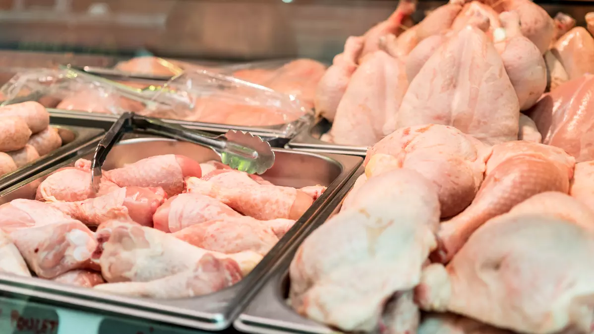  Carne de pui contaminată cu Salmonella, retrasă de la vânzare din Iaşi. Lista magazinelor