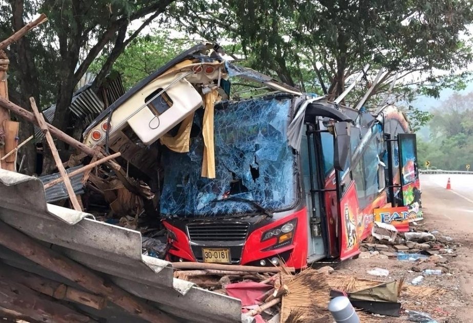 Cel puţin 14 morţi şi 32 de răniţi în sudul Thailandei, după ce un autocar intră într-un copac