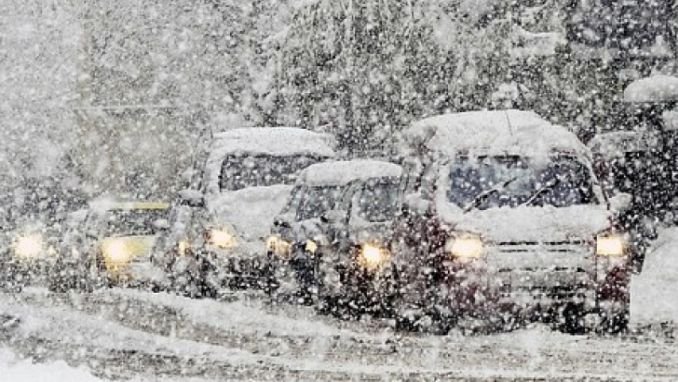  Diseară vin ninsorile la Iaşi şi în Moldova. Iată unde să sunaţi dacă plecaţi la drum!