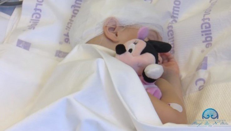  Miracolul micuţei Ilinca: O fetiţă de trei ani din Suceava, operată cu succes la Iaşi pentru o tumoare cerebrală