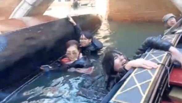  VIDEO Mai mulți turiști au căzut în canalele venețiene, după ce au refuzat să stea jos într-o gondolă