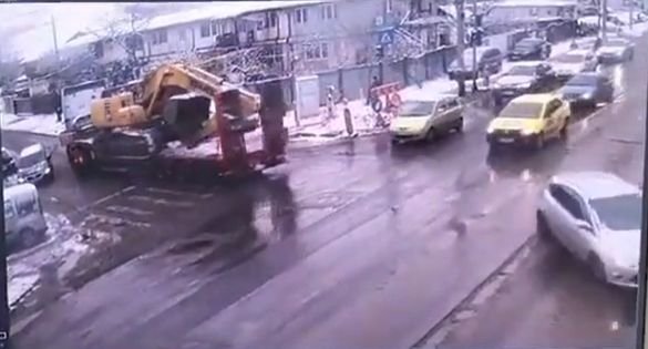 La un pas de tragedie la Iaşi: Un stâlp s-a prăbuşit pe trotuar, agăţat de un excavator – VIDEO