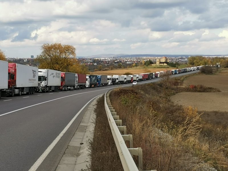  Cozi de zeci de kilometri la Vamă pe fondul protestelor şoferilor de camion din Polonia şi Slovenia