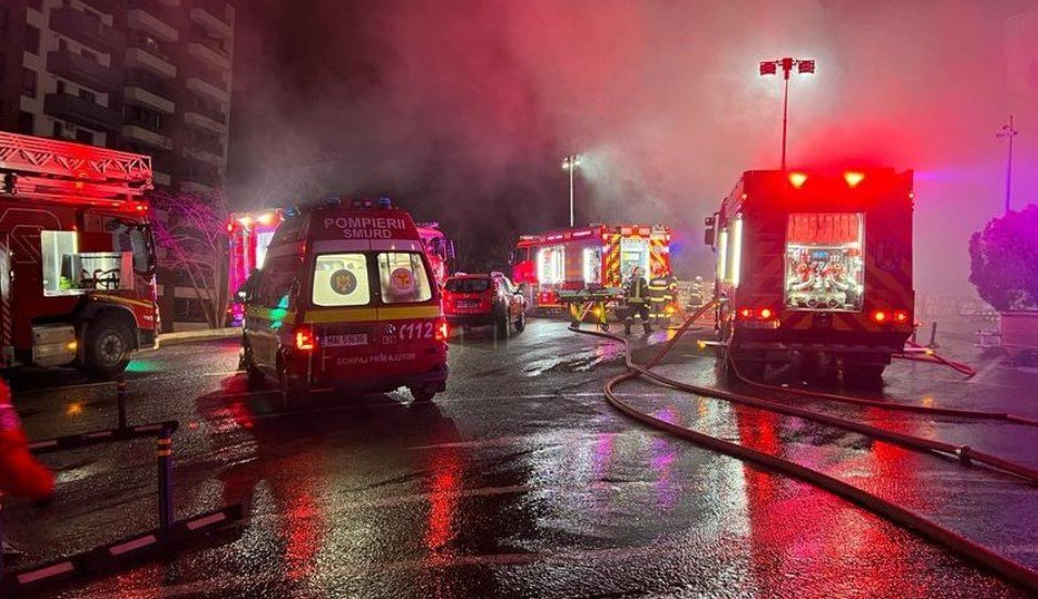  Puternic incendiu în curtea unui centru comercial, unde funcţionează un supermarket, la Cluj-Napoca