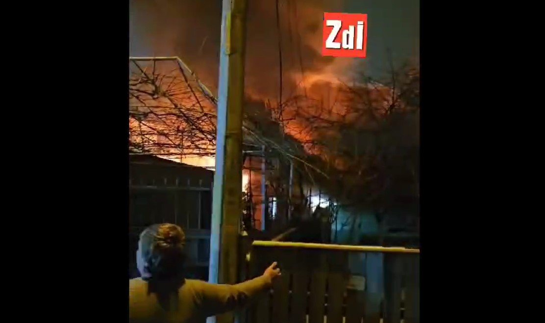  VIDEO: O locuinţă din municipiul Iaşi de pe strada Răchiţi a fost curprinsă de flăcări