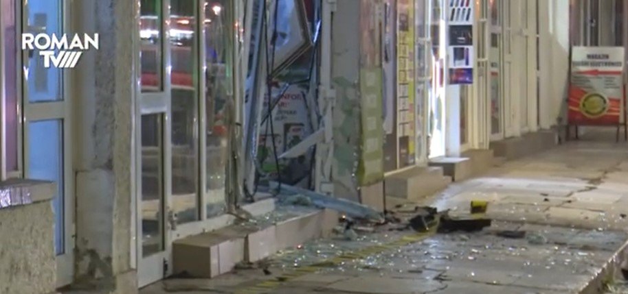  VIDEO: Un şofer beat a intrat cu maşina pe care o conducea în geamurile unui magazine din Roman
