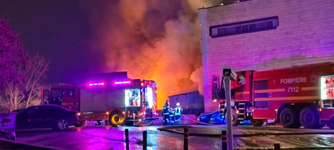  Incendiul de la Iulius Mall Cluj-Napoca de sâmbătă seara ar fi pornit de la petardele aruncate în zona depozitului