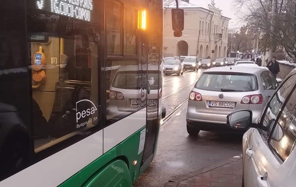  FOTO Un vasluian a blocat 8 tramvaie pe Cuza Vodă