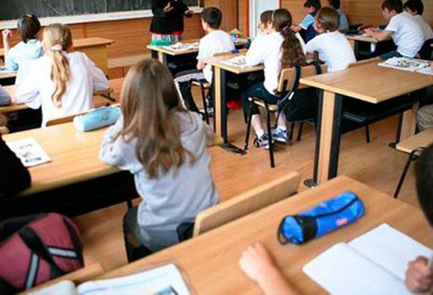  GRAFIC Elevii români sunt chinuiți cu un număr-record de ore obligatorii, la școală, dar au printre cele mai proaste rezultate la PISA. Estonia, în topul PISA, are mai puține ore obligatorii