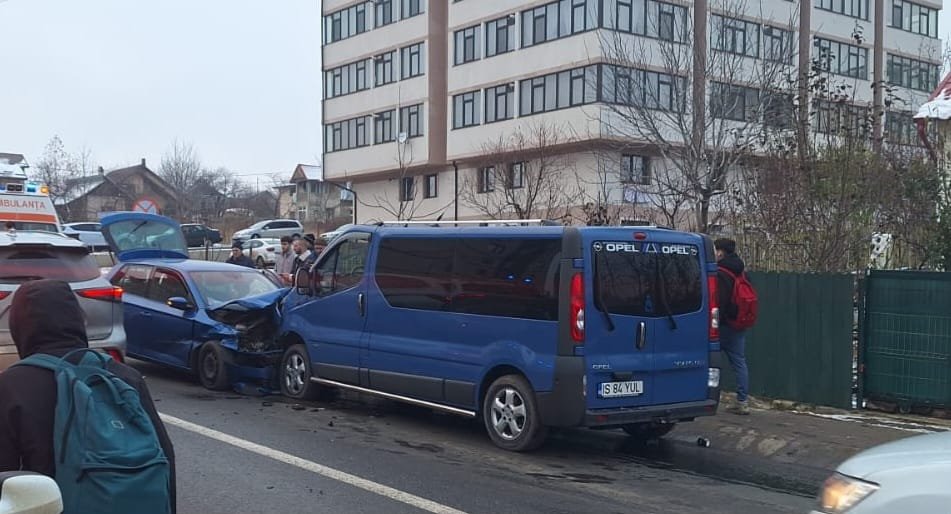  FOTO – Un autoturism s-a izbit frontal de un microbuz, la Miroslava. Drum blocat!