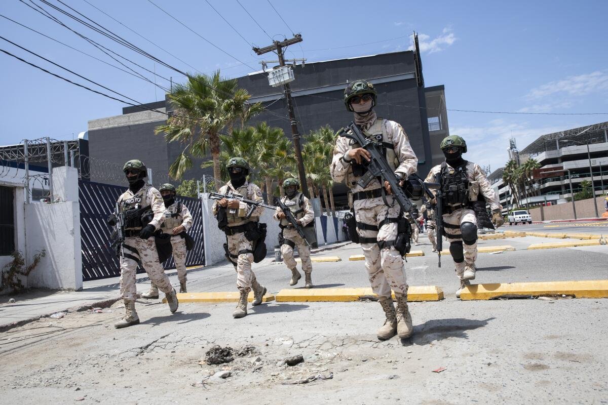 Ca în filme: Poliţişti corupţi au furat un transport de droguri în Tijuana. Lorzii drogurilor îi vânează şi îi ucid unul câte unul