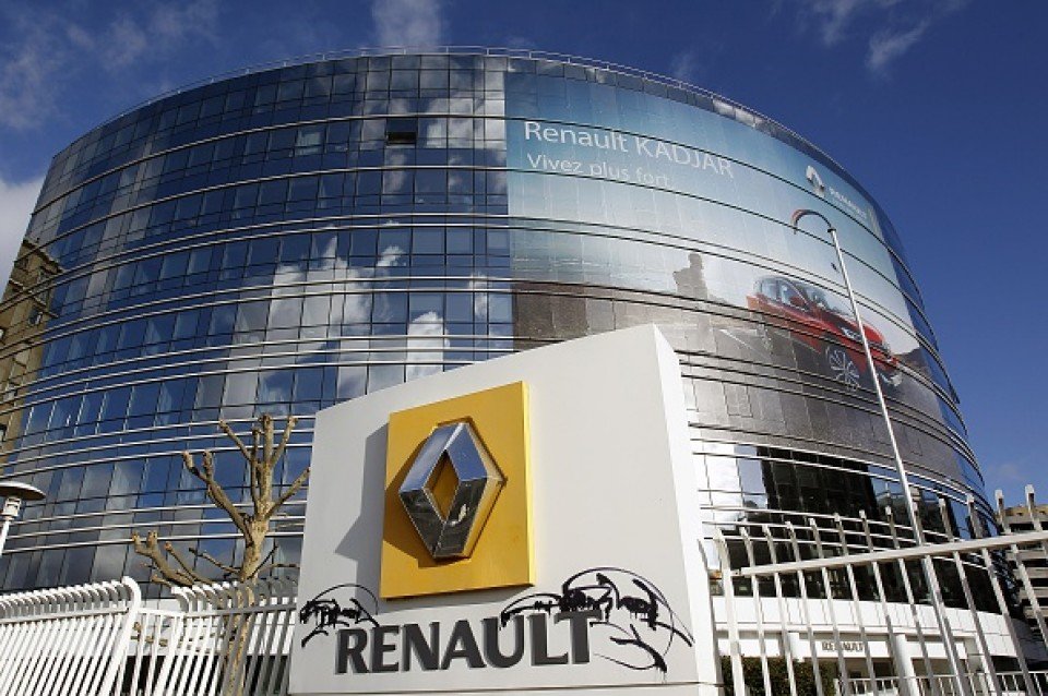  Renault vinde 5% din acţiunile deţinute la partenerul său Nissan
