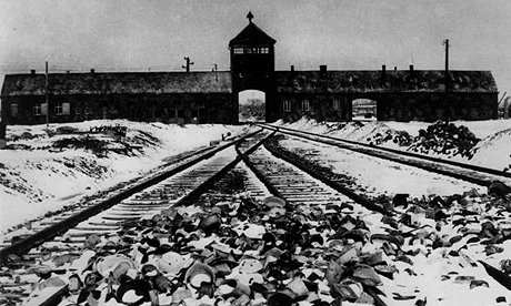 Un documentar despre Holocaust, la care a colaborat şi Alfred Hitchcock, restaurat de Stephen Frears