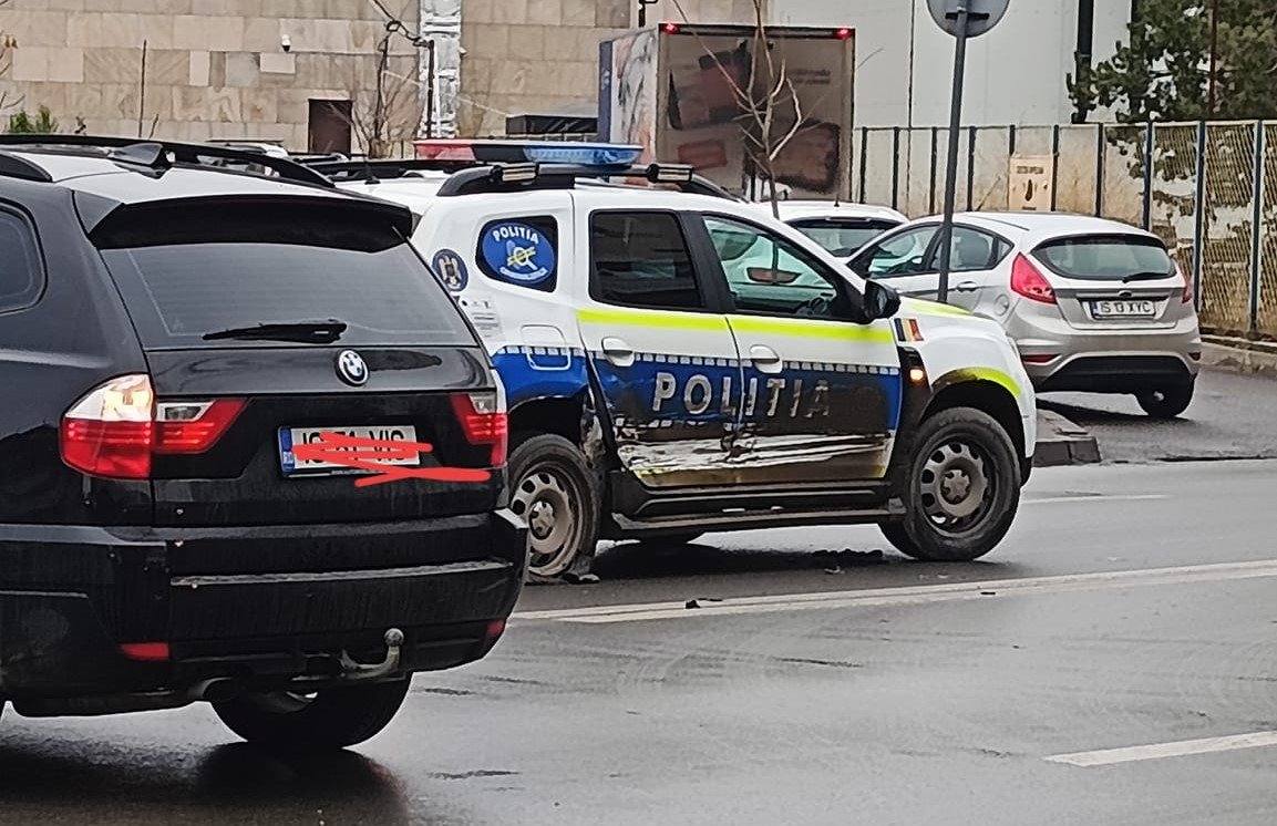  Mașină de poliție implicată într-un accident pe Sf. Lazăr