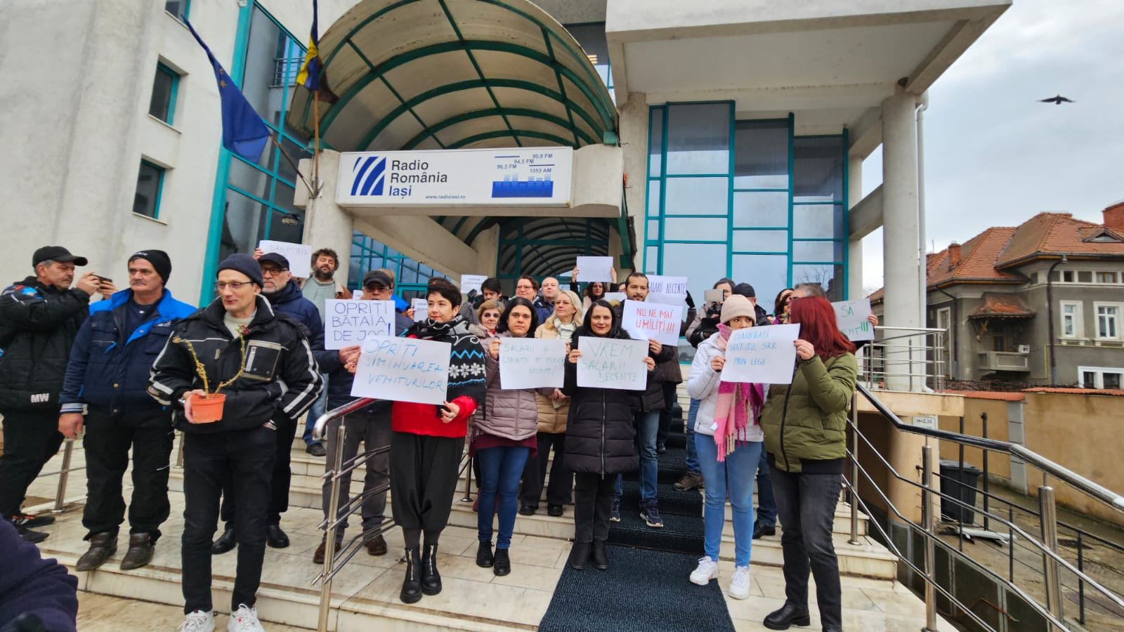  Protest spontan, astăzi, la Radio Iași. Nemulţumiri legate de salarii – FOTO
