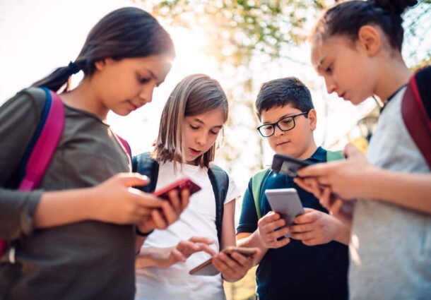  După Franţa, şi Spania vrea să interzică telefoanele mobile în şcoli şi licee