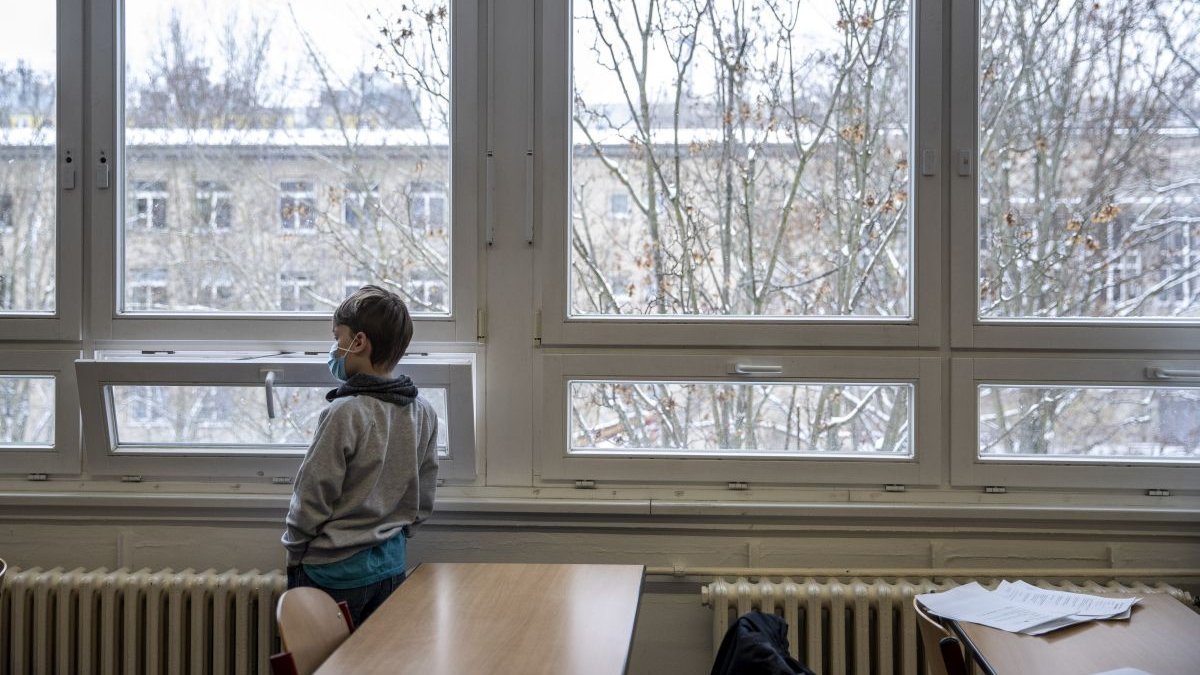  Un elev de 11 ani s-a aruncat de la etajul al treilea al unei şcoli din București