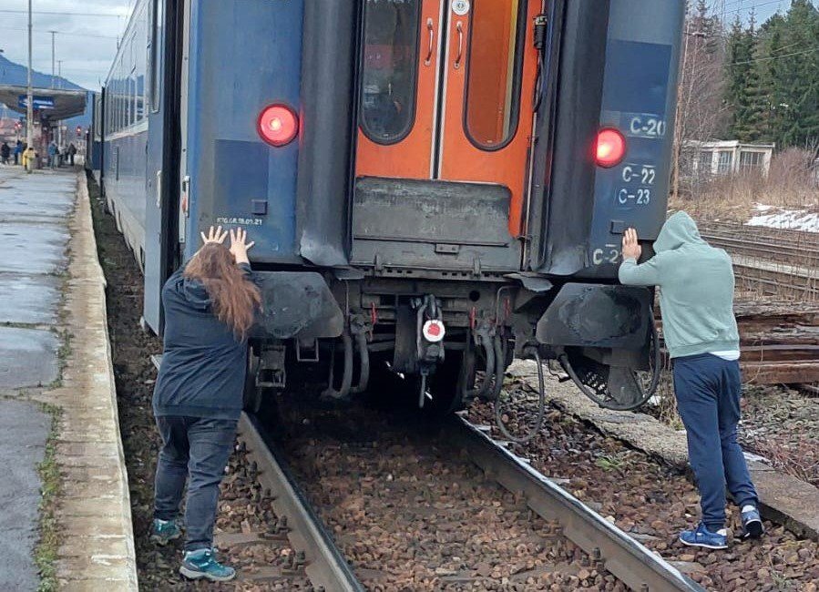  IMAGINEA ZILEI: Tren împins de călători la Predeal