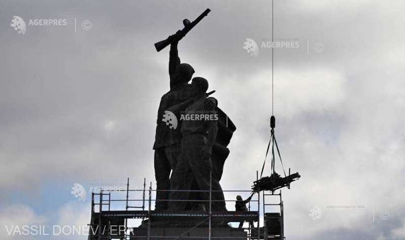  Opozţia din Bulgaria protestează cu îndârjire împotriva demolării unui monument ridicat în onoarea armatei sovietice