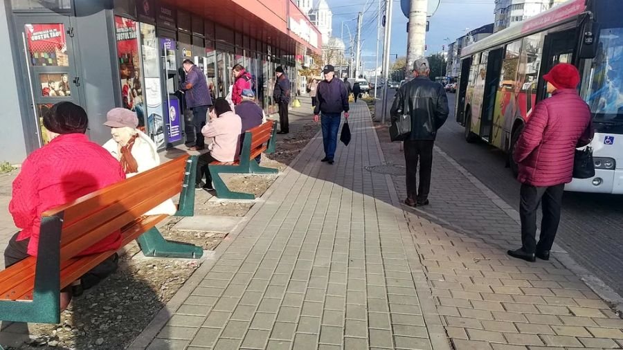  FOTO Amenajare urbanistică de tot râsul la Bacău: băncile din stațiile de autobuz, montate cu spatele la stradă