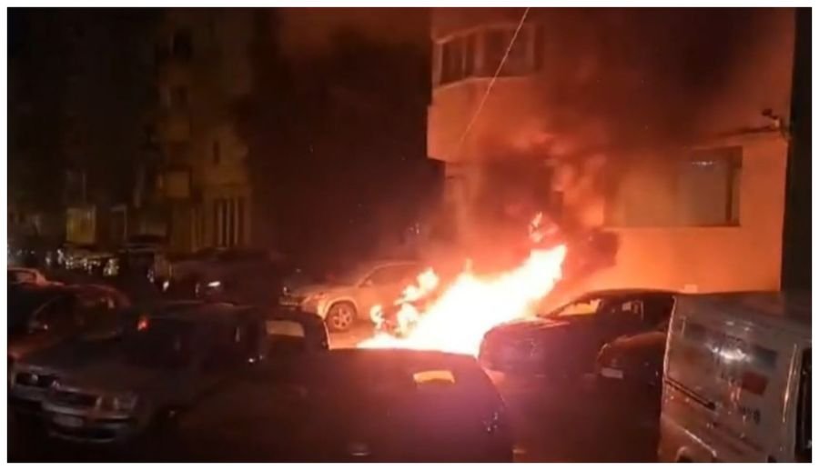  Mașina unei firme de pază a fost incendiată intenționat, la Iași. Vehiculul s-a făcut scrum